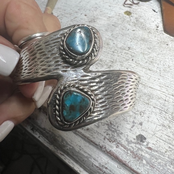 SOLID SS/Turquoise Native American cuff - Picture 7 of 8